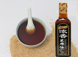 跟隨時(shí)代發(fā)展，不做落伍的芝麻油灌裝機(jī)