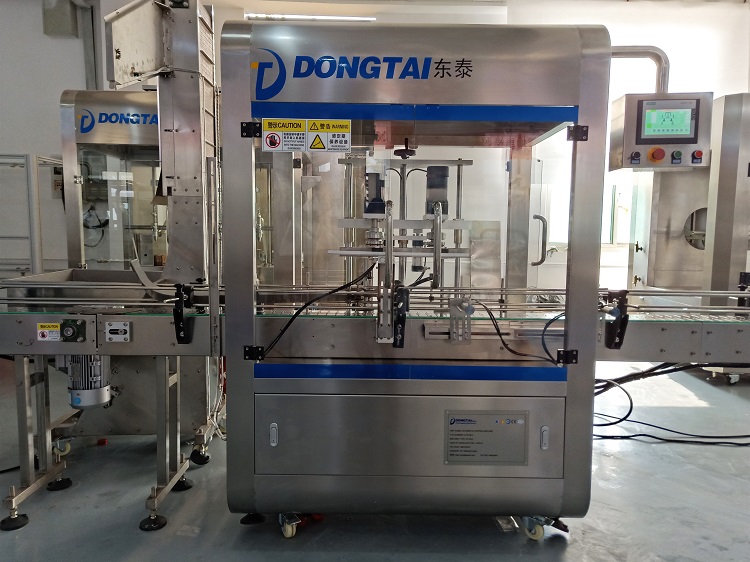 一瞬間，東泰全自動(dòng)食用油灌裝機(jī)給你一百萬(wàn)個(gè)可能